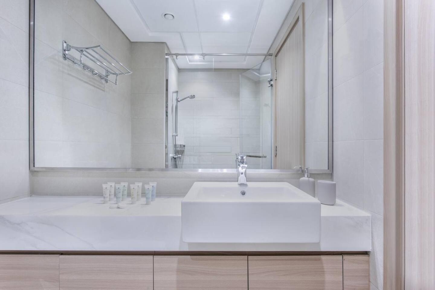 Apartment Tranquil Retreat In Azizi 34-urban Getaway! Dubai
