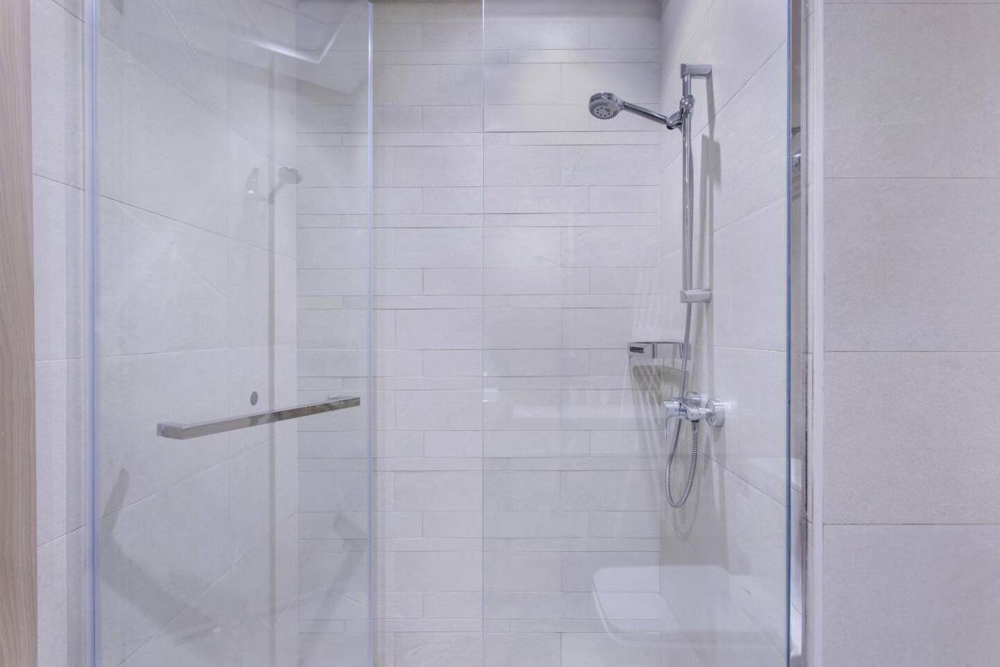 Apartment Tranquil Retreat In Azizi 34-urban Getaway! *